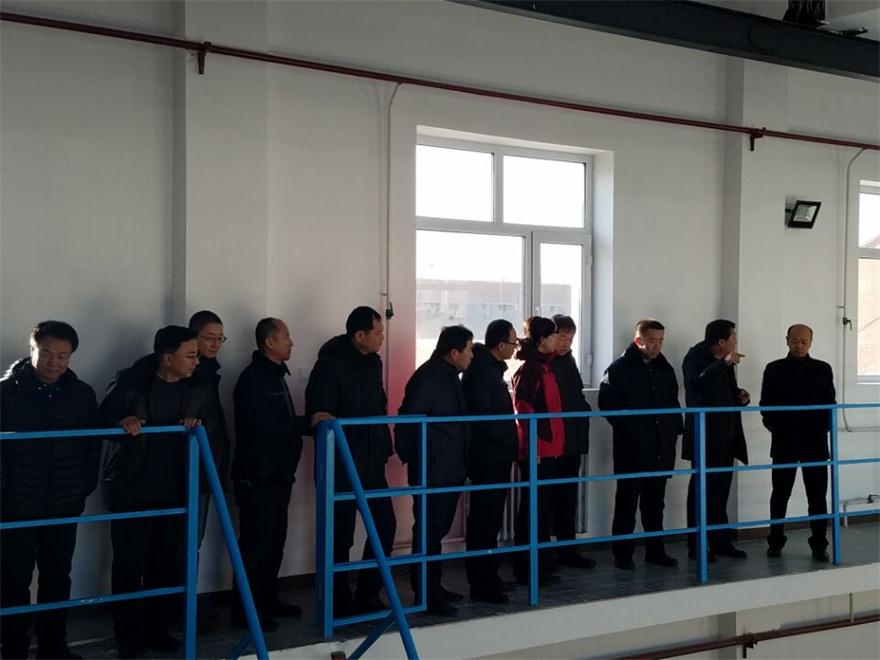 视察供水工程项目现场